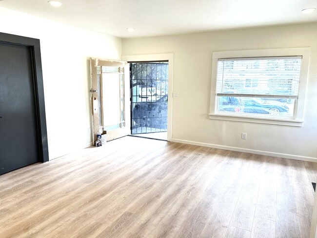 Building Photo - 5 Bed/2 Full Baths W/Washer&Dryer Hook Ups!