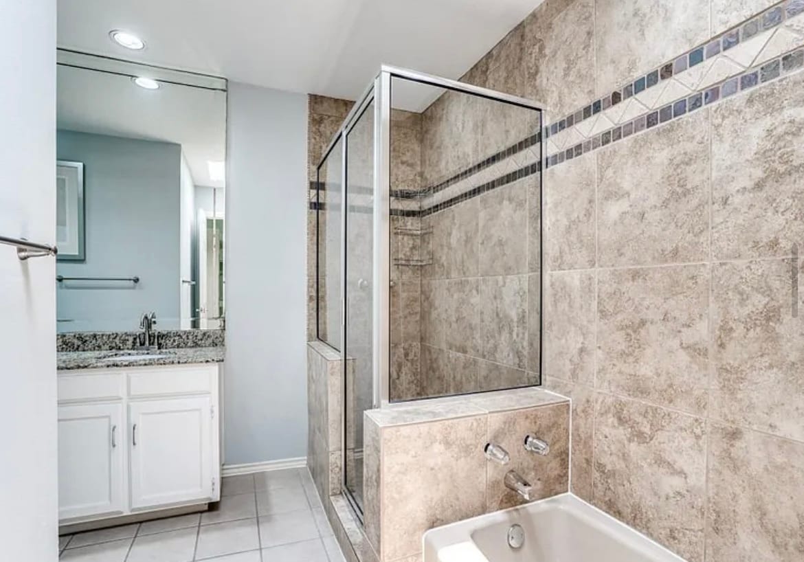Master Bathroom with bathtub - 5734 Remington Park Sq