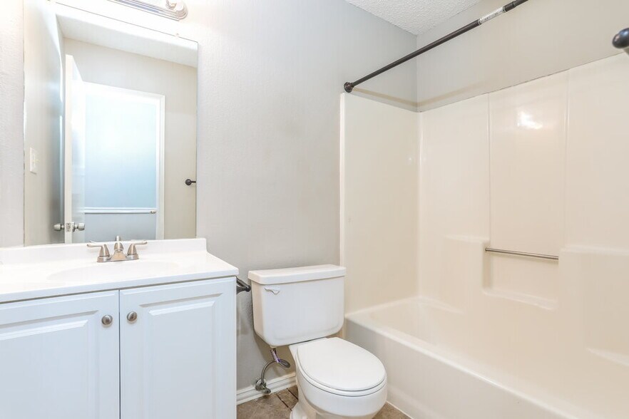 Building Photo - 1114 Hidden Creek Dr