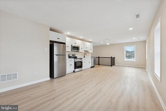 Building Photo - 202 E King St