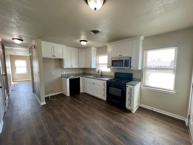 Building Photo - FOR LEASE! 3 Bedrooms, 1.5 Baths, 1 Car Garage with a HUGE Backyard