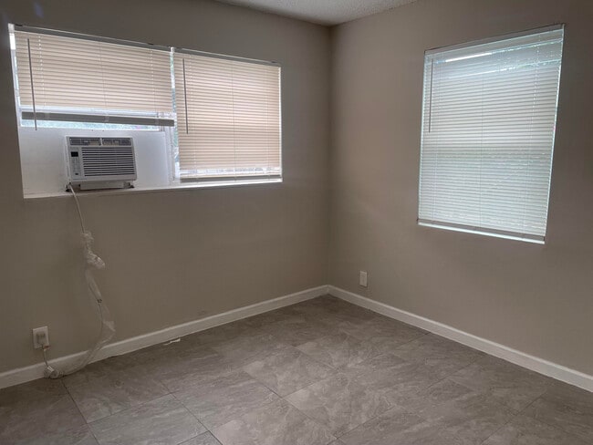 Building Photo - 914 4th St