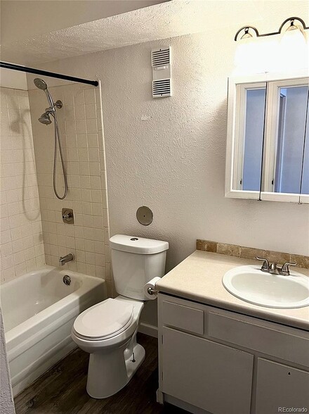 Full bathroom - 5995 W Hampden Ave