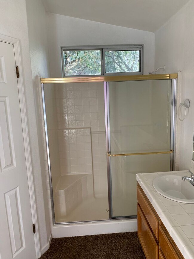 Building Photo - 3 Bedroom 2 Bath Home