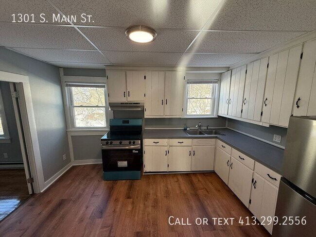 Building Photo - 1301 S Main St