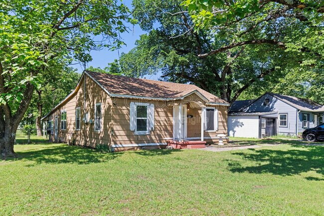 Building Photo - 802 W Navasota St