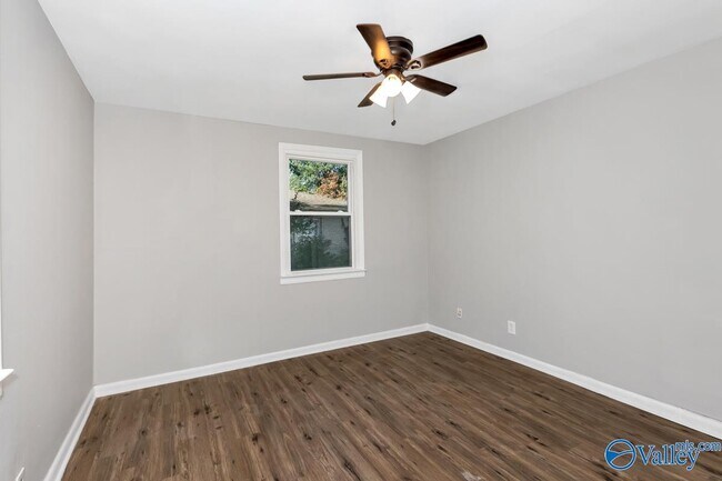 Building Photo - 4304 Lakeview Dr NW