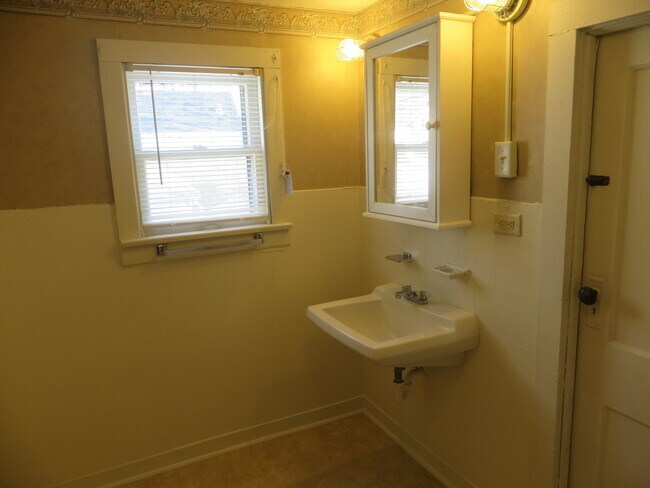 Building Photo - Large Three Bedroom, 1.5 Bathroom Home hal...