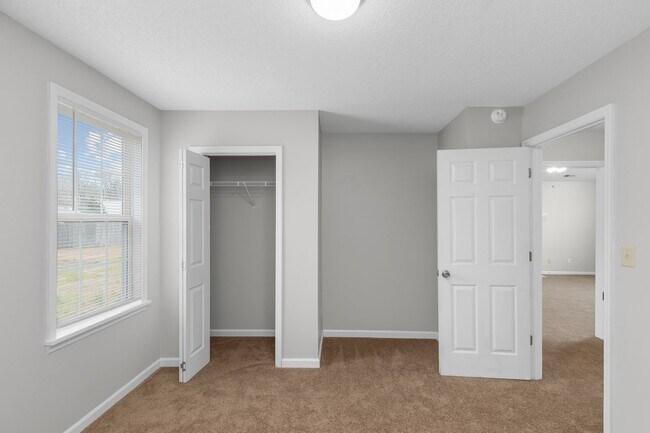 Building Photo - 3 Bedroom 2 Bathroom Home