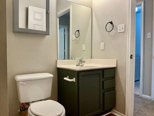 Building Photo - Adorable Move-In Ready 3/2 in Georgetown! ...