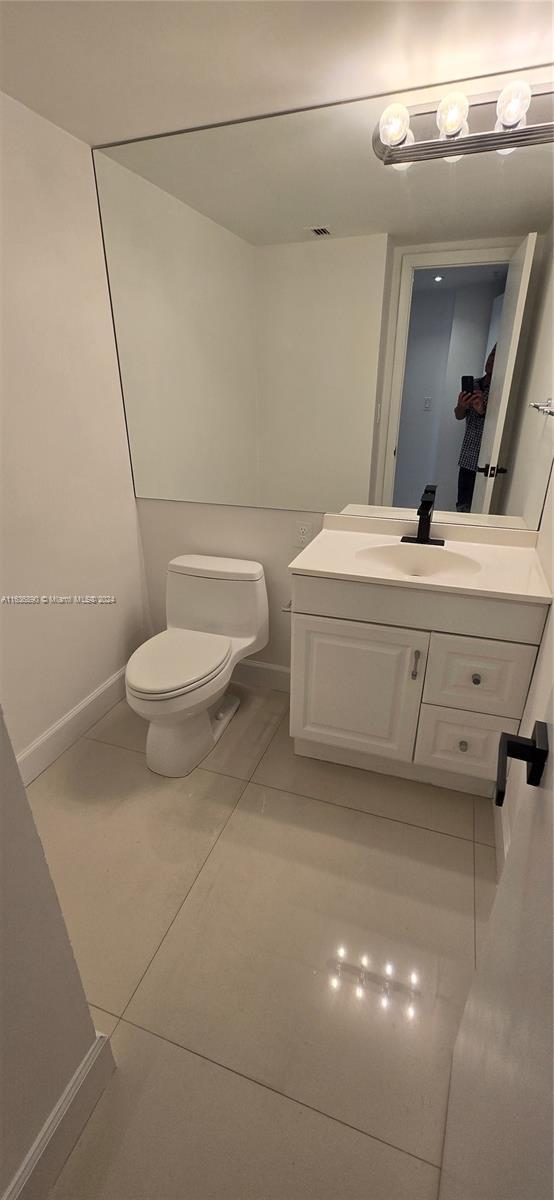 Half bath for guest - 19390 Collins Ave