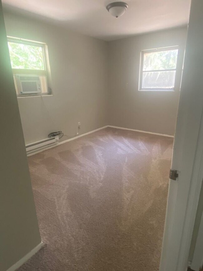 Building Photo - 3 Bed 1 Bath Home | Pet Friendly | Large F...