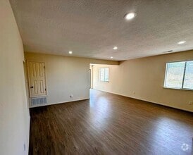 Building Photo - 2900 Vista Del Rey NE