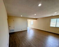 Building Photo - 2900 Vista Del Rey NE