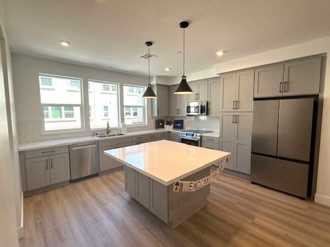 Building Photo - Brand New Townhome in Moonstone Community ...