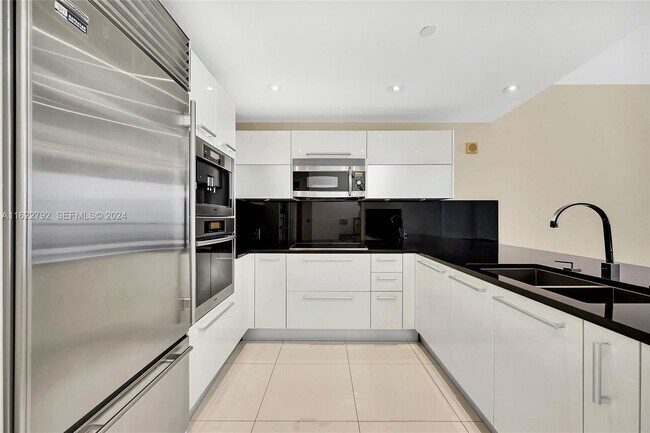 Building Photo - 17121 Collins Ave