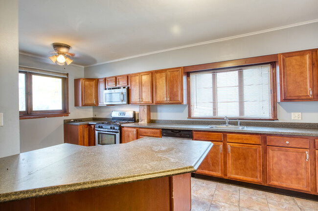 Building Photo - 226 Ledgeside Ave