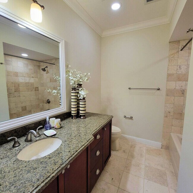 Building Photo - Luxury Living with Ocean Views in Wailea a...