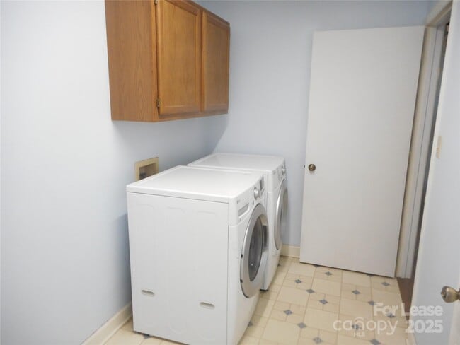 Building Photo - 10749 Colony Woods Dr