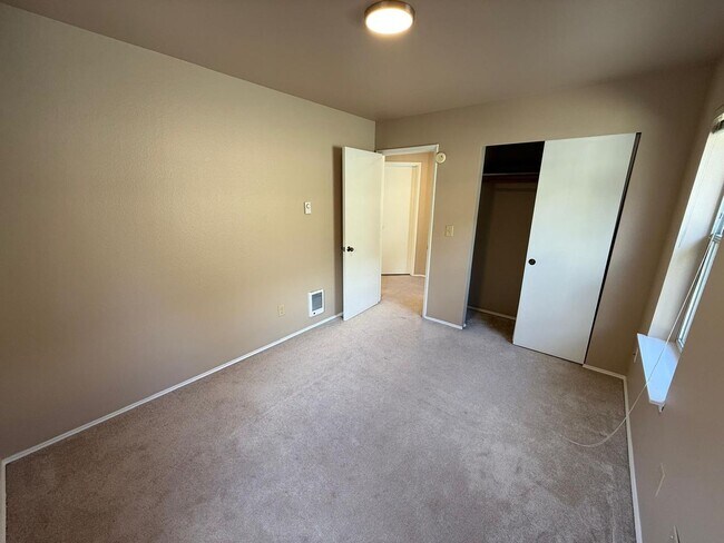 Building Photo - 3 Bed 2.5 Bath House In Leschi