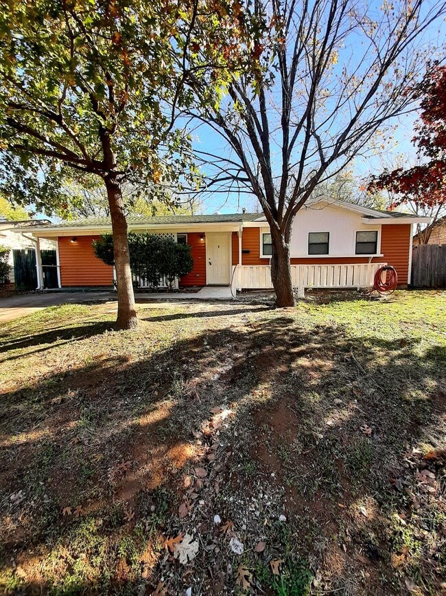 Building Photo - 816 Denton Dr