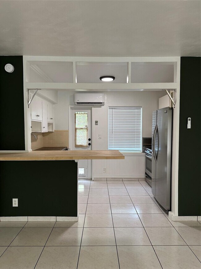 Building Photo - 1101 NE 17th Way