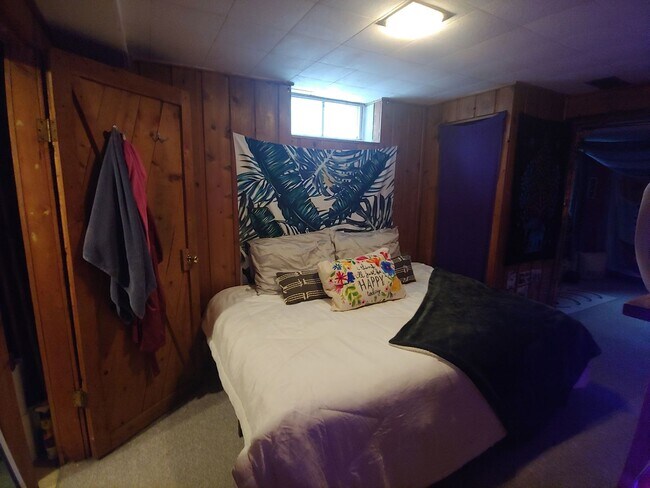 Building Photo - AVAILABLE JUNE - 4 BED 2 BATH