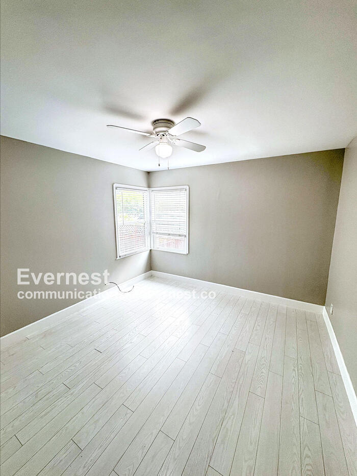 Building Photo - 924 Allerton St