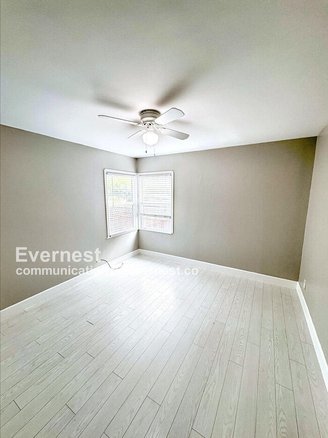 Building Photo - 924 Allerton St