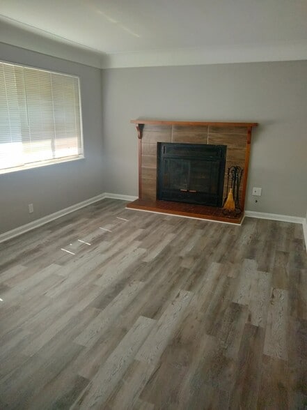 Building Photo - 70 Illona Dr