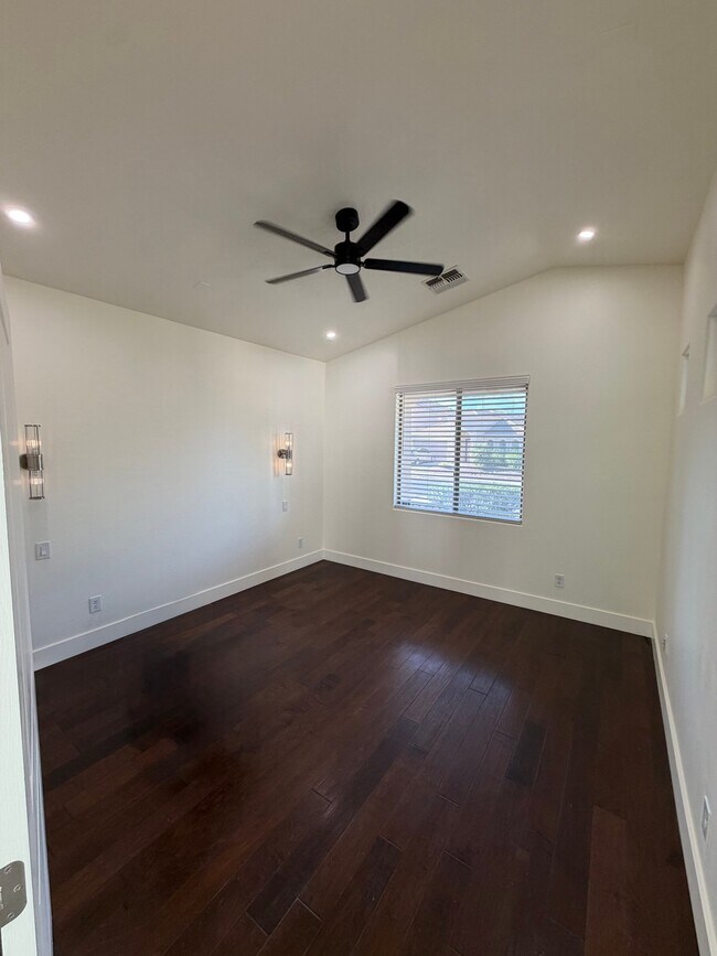 Building Photo - 2741 E Quiet Hollow Ln