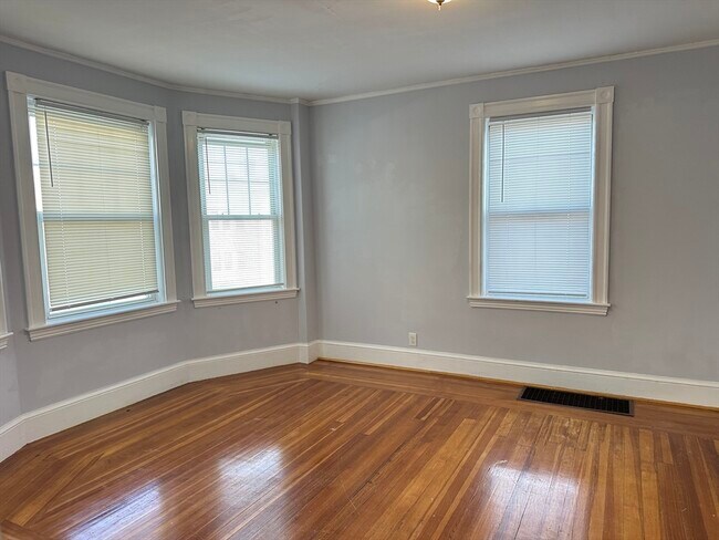 Building Photo - 10 Newport Terrace