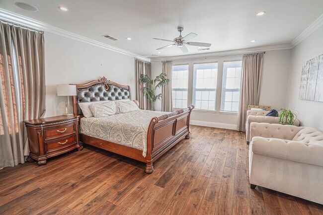 Building Photo - Spectacular 5-Bedroom Home with Private Po...