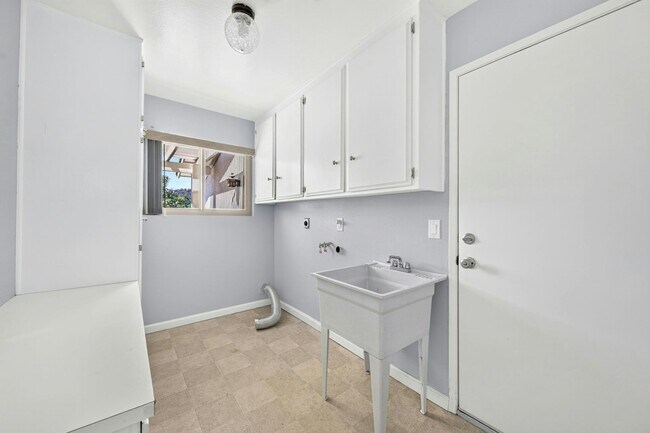Building Photo - 28147 Queensbridge Rd