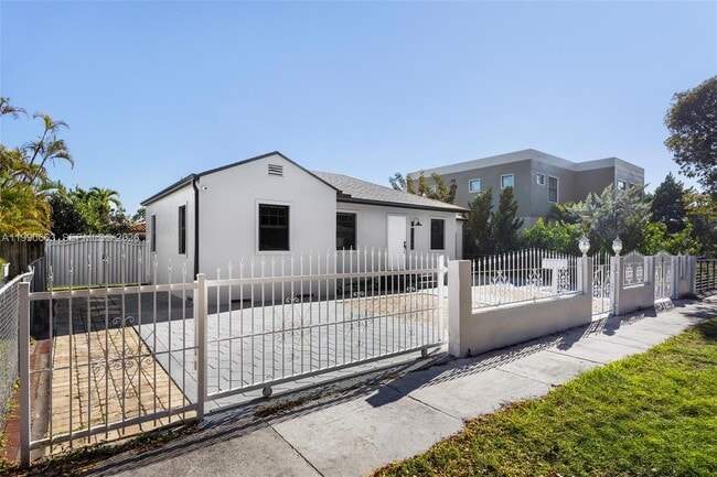 Building Photo - 3640 SW 13th St