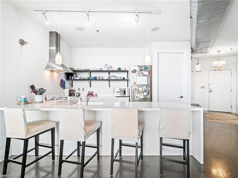 Kitchen - 701 W Lakeside Ave
