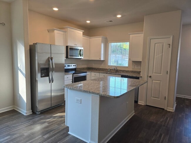 Building Photo - NEW LISTING!!!!!