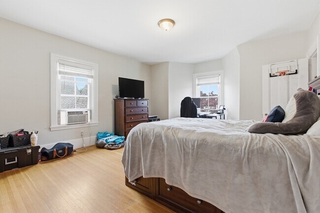 Building Photo - 4 Lombard St