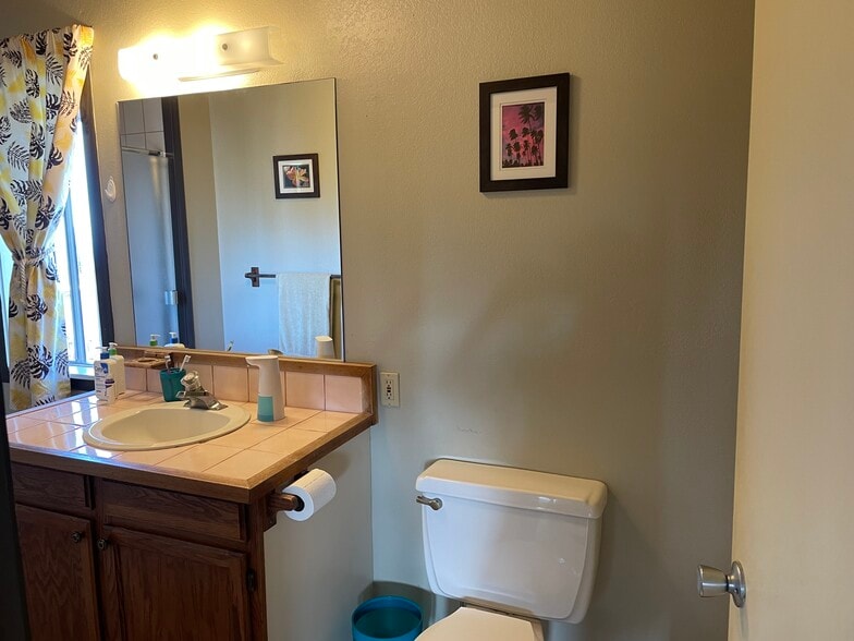 Building Photo - 115 Mahola St