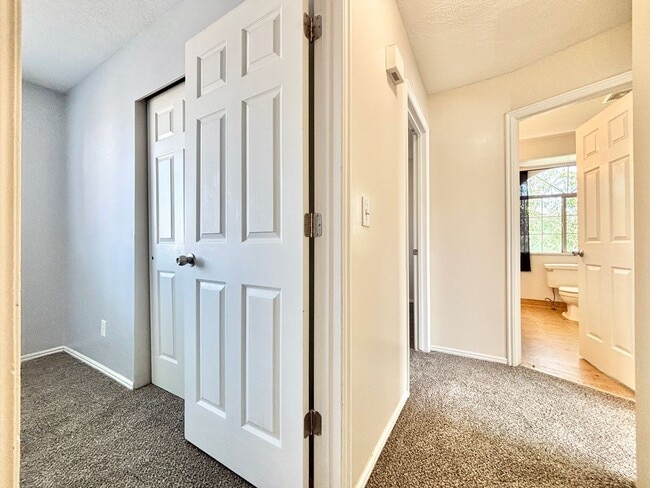 Building Photo - Awesome Salt Lake Home Near Airport!