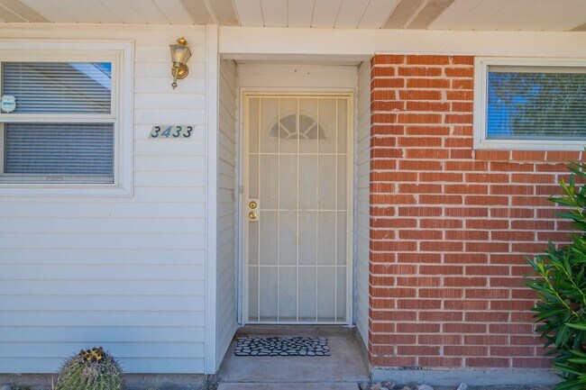 Building Photo - 3 bed/2bath home with large backyard.