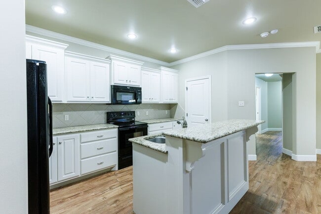 Building Photo - Beautiful, Spacious Duplex in South Lubbock