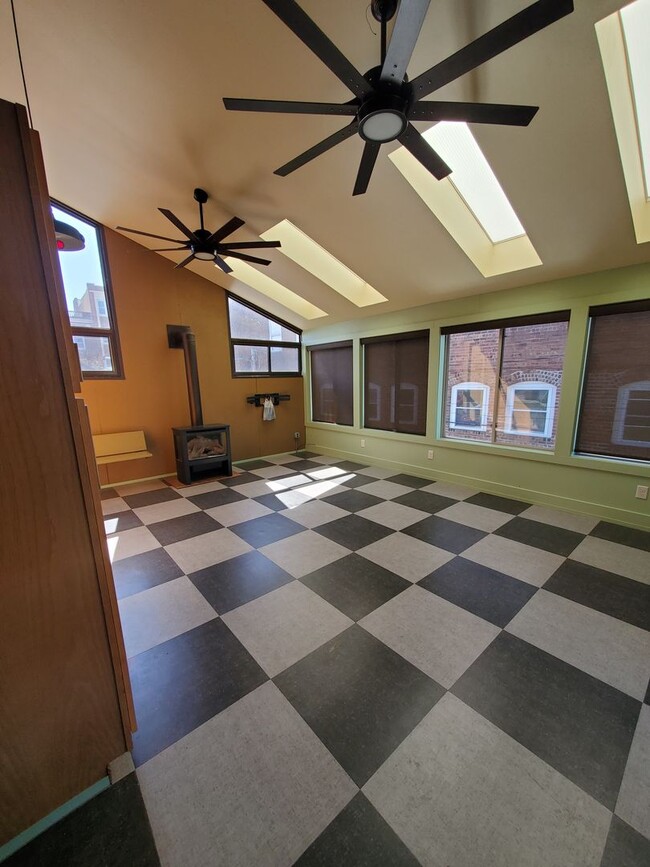Building Photo - 415 14th St