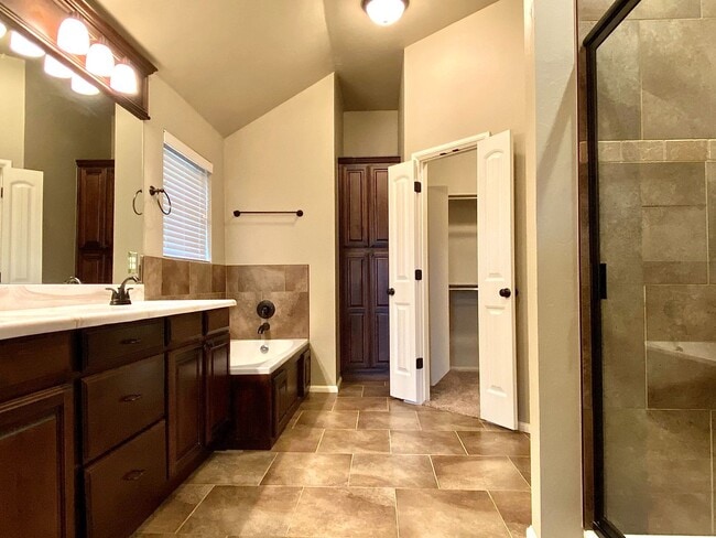 Building Photo - Cute Home In Mustang Schools With Storm Sh...