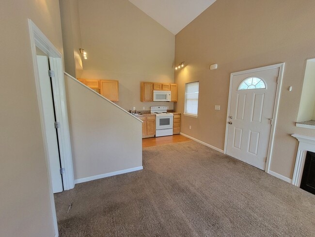 Building Photo - 2 Bedroom/2 Bathroom Townhouse in Fayette!