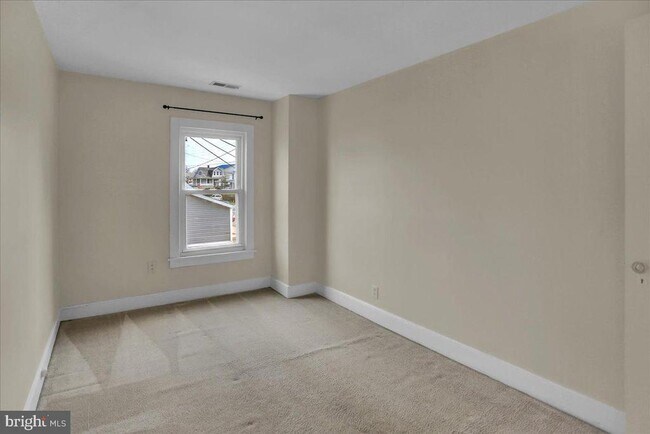 Building Photo - 10 Maple Ave