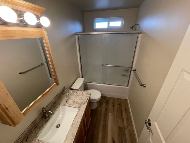 Building Photo - 1122 Chelsea Wy