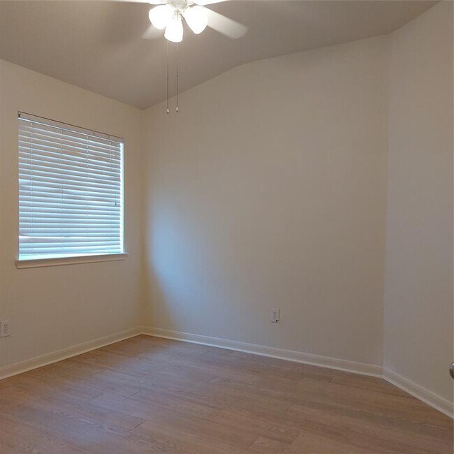 Building Photo - 1909 Roaring Springs Dr