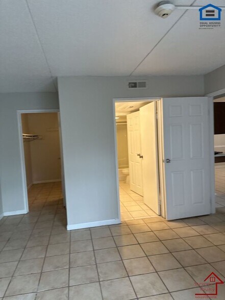 Building Photo - 915 S Seminole Dr