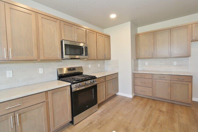 Building Photo - 4032 N Glider Ave